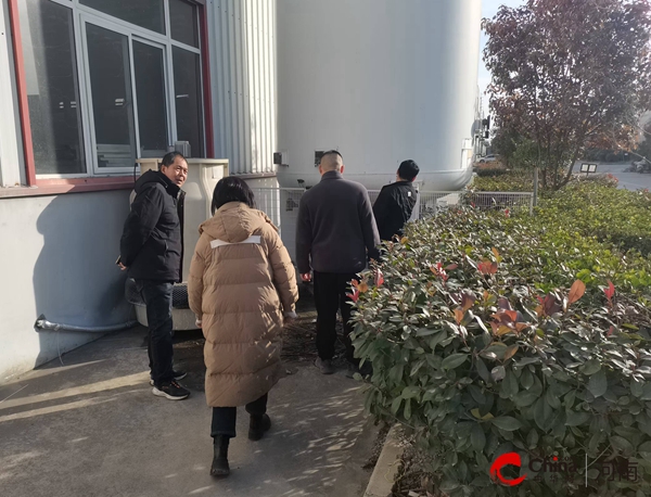 九游娱乐：西平县应急管理局对工贸企业储存、使用危险化学品开展执法检查(图1)