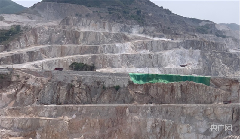 美国露出真面目！要求开采伊朗矿产！伊朗演练封锁海峡打击航母(图1)